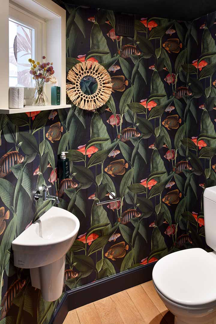 Toilet met surrealistisch vissenbehang.